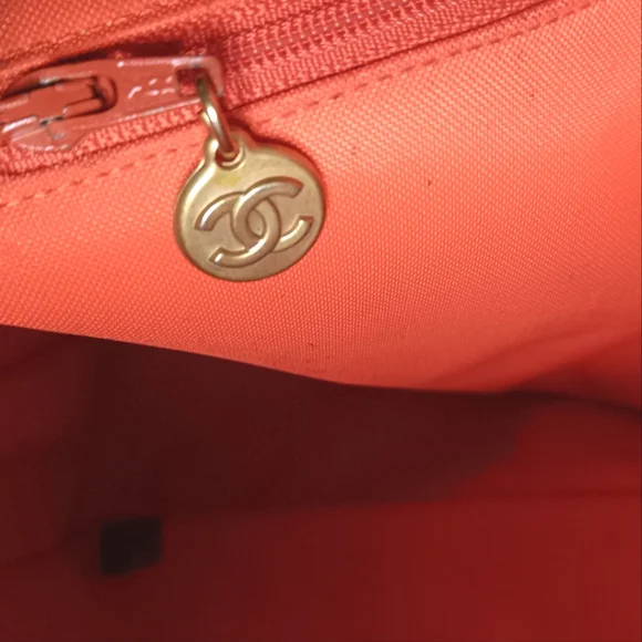 CHANEL ✨️ VINTAGE QUILTED RED/ORANGE NYLON SHOULDER BAG - Picture 12 of 15